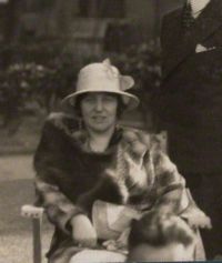 Portrait de Hope Mirrlees